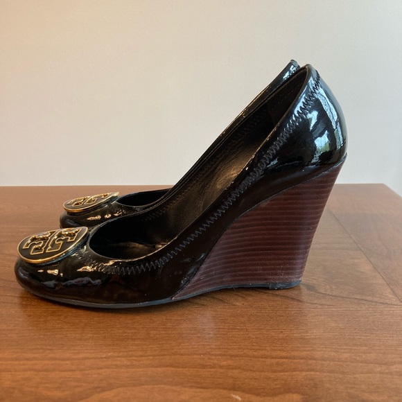 Tory Burch Black Patent Wedge sz 8 - Picture 5 of 9